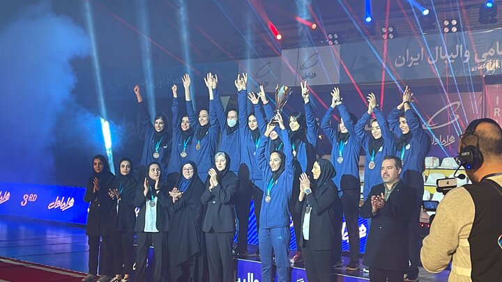 برگزاری مراسم اهدای جام قهرمانی و مدال به تیم‌های برتر لیگ والیبال زنان+فیلم