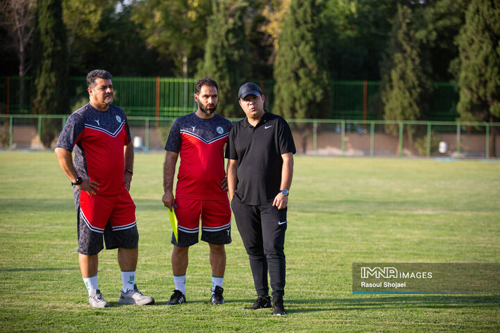 اضافه شدن چند بازیکن به تیم فوتبال ذوب‌آهن/با خسرو حیدری صحبت‌ کردم+فیلم