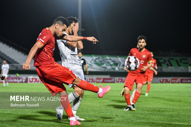 گل‌محمدی پرسپولیس را در صدر نگه داشت/ توقف سپاهان برابر فولاد