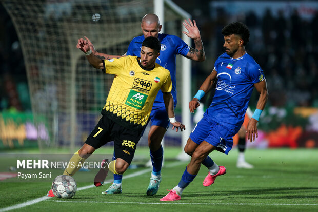 نبرد حساس در نقش جهان؛ استقلال و سپاهان در نیمه اول به تساوی رسیدند!