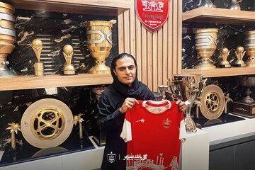 عکس| هافبک سپاهان به پرسپولیس پیوست