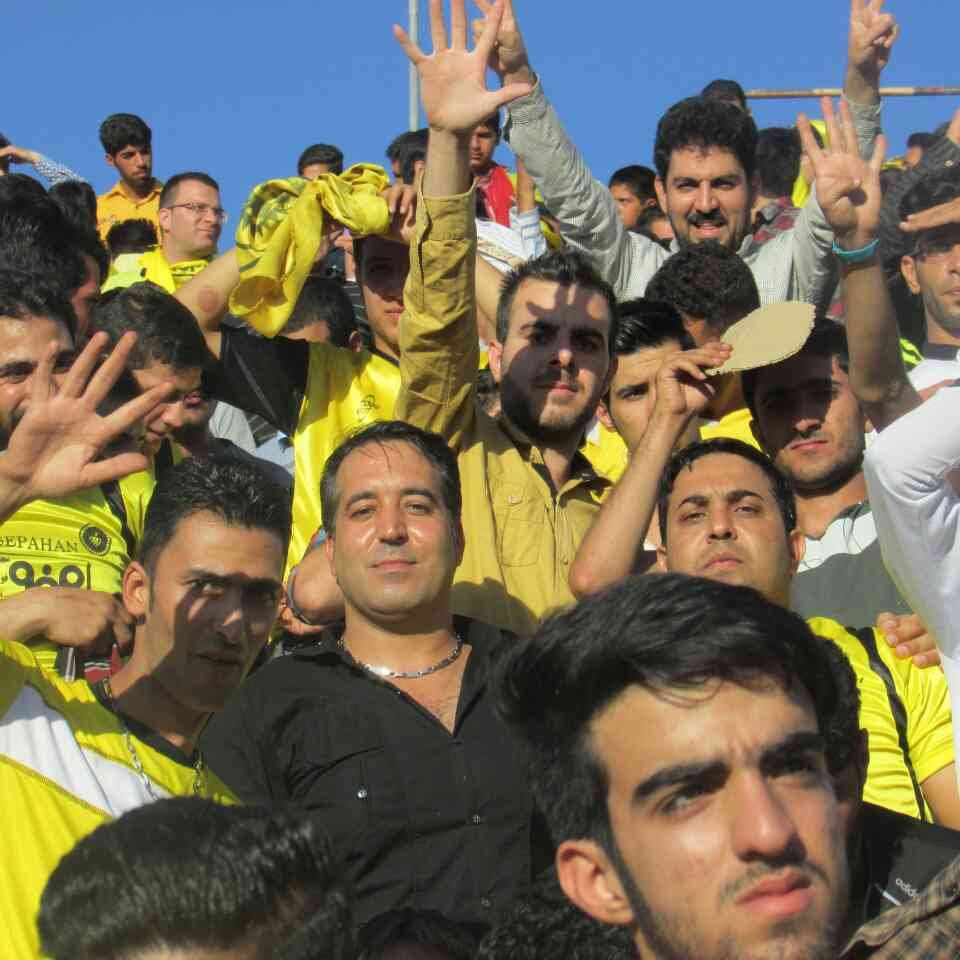 گروه پرشورها در ورزشگاه