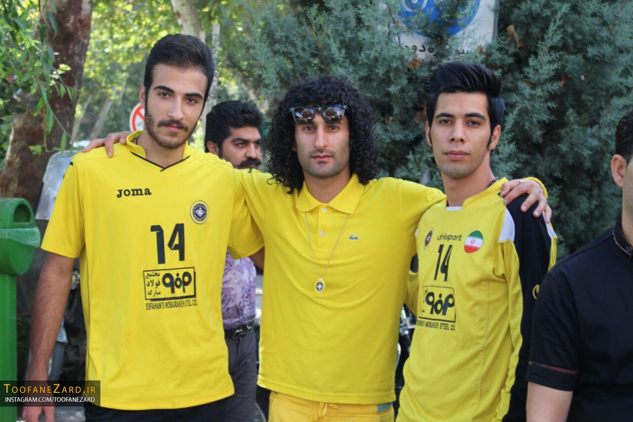 تصاویری از حضور هواداران سپاهان در کنار هتل آسمان